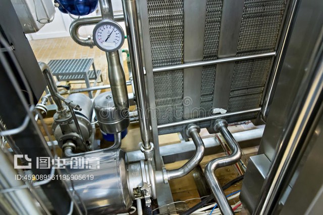 查看牛奶工厂的钢制管道。View on the steel pipelines on the milk factory.